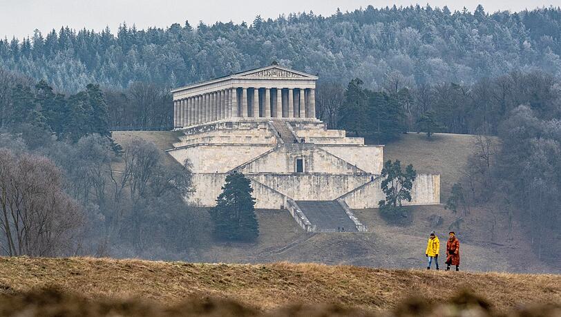 Die Walhalla nahe Regensburg im Januar 2022. Sie wurde von Leo von Klenze entworfen und zwischen 1830 und 1842 errichtet. Vorbild war das Parthenon in Athen. In der Ruhmeshalle werden bedeutende deutsche und mit Deutschland verbundene Persönlichkeiten mit Büsten oder Gedenktafeln geehrt - überwiegend Männer bislang, was vor allem der Geschichte geschuldet ist. Die Walhalla nahe Regensburg im Januar 2022. Sie wurde von Leo von Klenze entworfen und zwischen 1830 und 1842 errichtet. Vorbild war das Parthenon in Athen. In der Ruhmeshalle werden bedeutende deutsche und mit Deutschland verbundene Persönlichkeiten mit Büsten oder Gedenktafeln geehrt - überwiegend Männer bislang, was vor allem der Geschichte geschuldet ist.