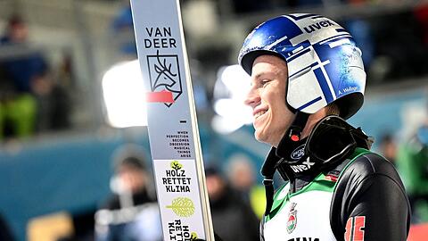 Andreas Wellinger aus Deutschland jubelt nach seiner gewonnenen Qualifikation.