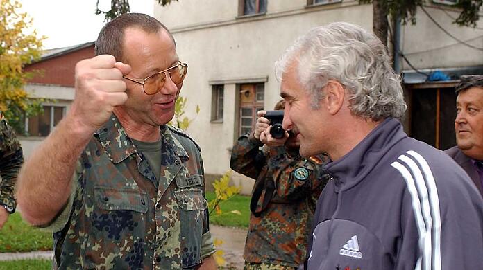 DFB-Teamchef Rudi Völler (r) wird beim Besuch bei den deutschen Soldaten der SFOR-Truppe im Feldlager Raijlovac in Sarajevo von Oberst Gerhard Stelz begrüßt.