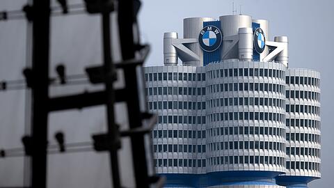 Nach drei Jahren mit außergewöhnlich hohen Gewinnen hat BMW 2024 deutlich weniger verdient. (Archivbild)