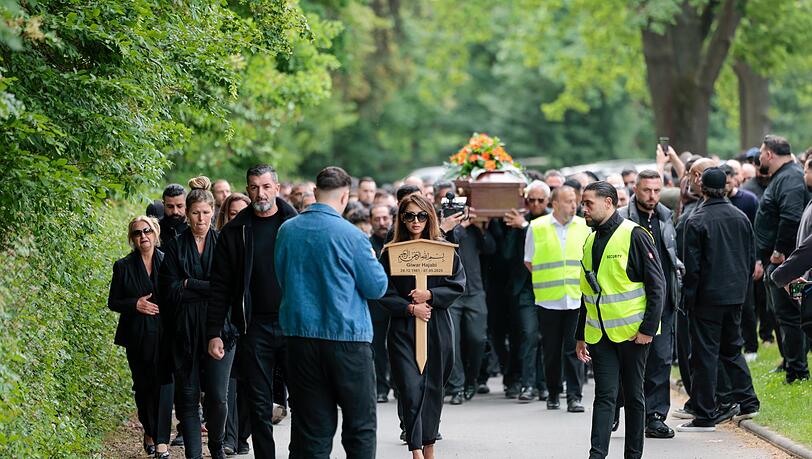 An der Beerdigung nahmen knapp 1.000 Menschen teil.