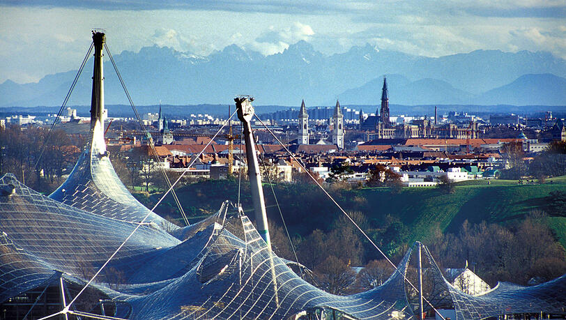 Das ikonische Zeltdach des Olmpiastadions in München. Das ikonische Zeltdach des Olmpiastadions in München.