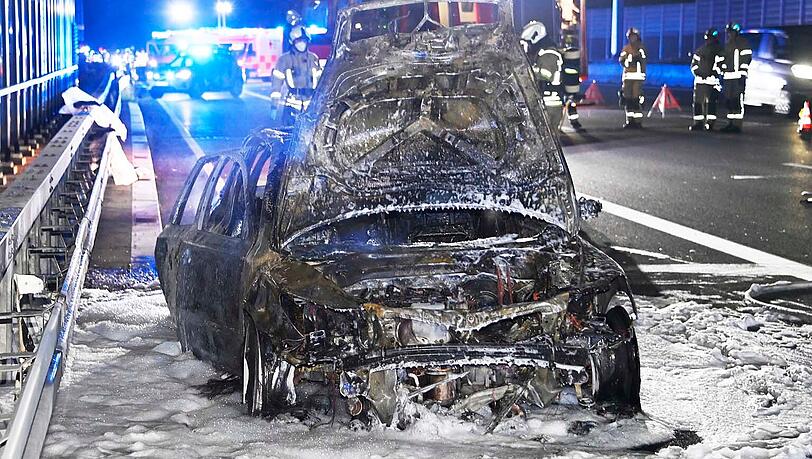 Der Pkw des Unfallverursachers kam erst nach 250 Metern auf der Standspur zum Stehen und ging sofort vollständig in Flammen auf. Der Pkw des Unfallverursachers kam erst nach 250 Metern auf der Standspur zum Stehen und ging sofort vollständig in Flammen auf.