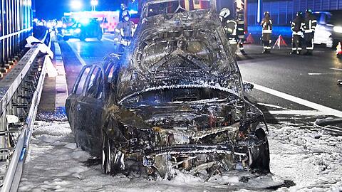 Der Pkw des Unfallverursachers kam erst nach 250 Metern auf der Standspur zum Stehen und ging sofort vollständig in Flammen auf.