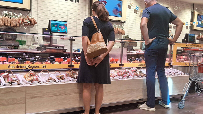 Viele Menschen kaufen ihre Fleisch- und Wurstwaren gerne an der Frischetheke. In München schließt eine Rewe-Filiale diese nun teilweise. Viele Menschen kaufen ihre Fleisch- und Wurstwaren gerne an der Frischetheke. In München schließt eine Rewe-Filiale diese nun teilweise.