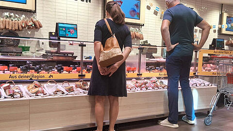 Viele Menschen kaufen ihre Fleisch- und Wurstwaren gerne an der Frischetheke. In M&uuml;nchen schlie&szlig;t eine Rewe-Filiale diese nun teilweise.