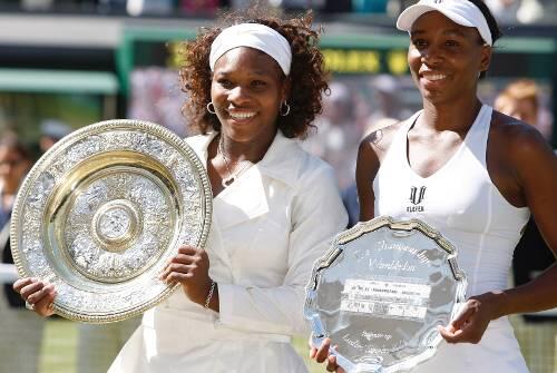 Präsemtieren ihre Trophäen: Serena Williams (l.), die Siegerin, und ihre Schwester Venus.