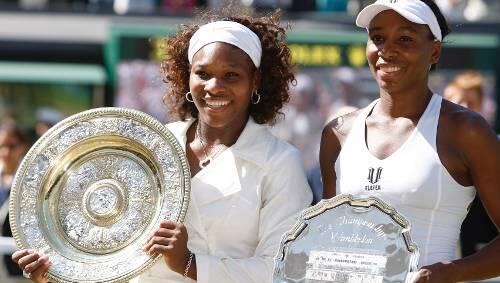 Präsemtieren ihre Trophäen: Serena Williams (l.), die Siegerin, und ihre Schwester Venus. Präsemtieren ihre Trophäen: Serena Williams (l.), die Siegerin, und ihre Schwester Venus.