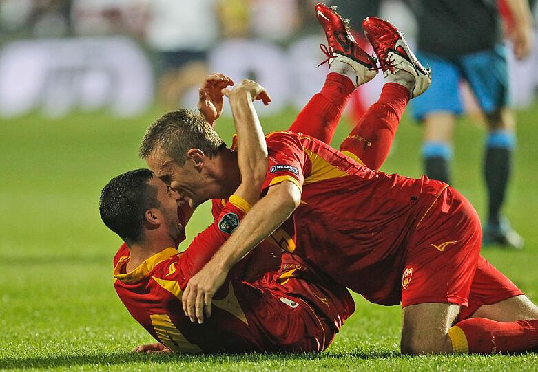 Für einen Paukenschlag sorgte in dieser Gruppe Montenegro (hier die beiden Spieler Pekovic und Jovanovic): Am vorletzten Spieltag trotzte man den Engländern ein 2:2-Remis ab und sicherte sich so schon vorzeitig den zweiten Tabellenplatz und die Berechtigung zur Playoff-Teilnahme.