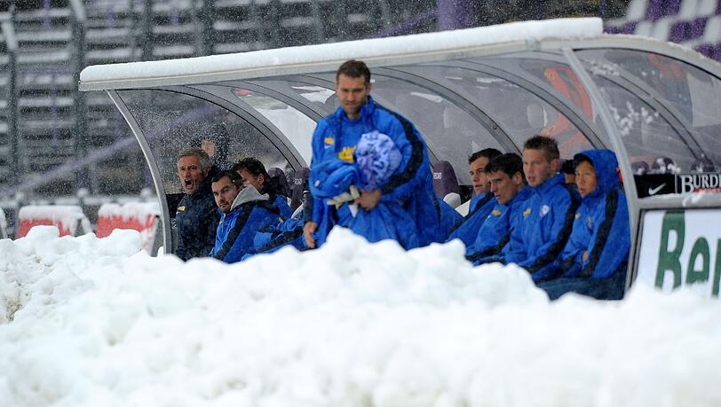 Nicht unbedingt glücklich wie ein Schneemann. VFL Coach Bergmann in Aue Nicht unbedingt glücklich wie ein Schneemann. VFL Coach Bergmann in Aue