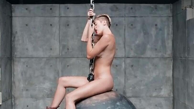 Immerhin trägt Miley Cyrus im neuen Video noch Schuhe Immerhin trägt Miley Cyrus im neuen Video noch Schuhe