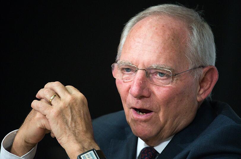 Wolfgang Schäuble will eine EU-Sondersteuer auf Benzin, um die Flüchtlingskosten zu finanzieren.