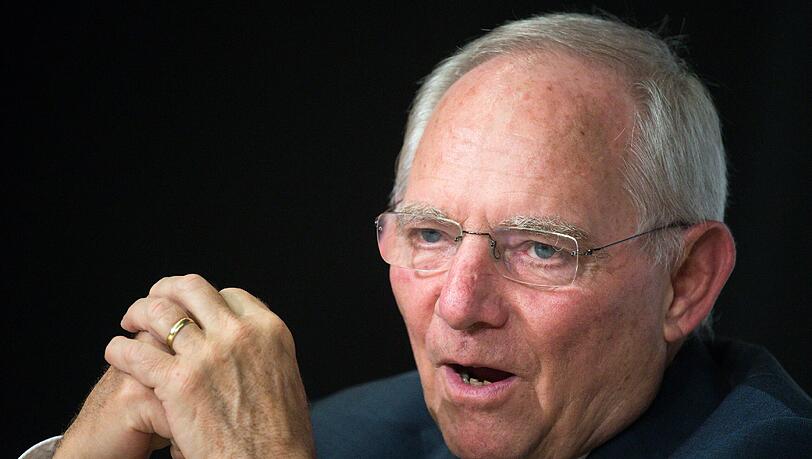 Wolfgang Schäuble will eine EU-Sondersteuer auf Benzin, um die Flüchtlingskosten zu finanzieren. Wolfgang Schäuble will eine EU-Sondersteuer auf Benzin, um die Flüchtlingskosten zu finanzieren.