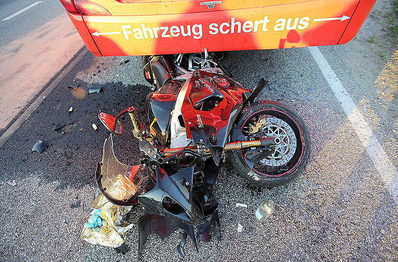Das Motorrad ist nur noch ein Wrack. Der 40-jährige Fahrer musste mit dem Rettungshubschrauber ins Klinikum Traunstein geflogen werden. Die Bilder vom Unfall aus Rabenden.