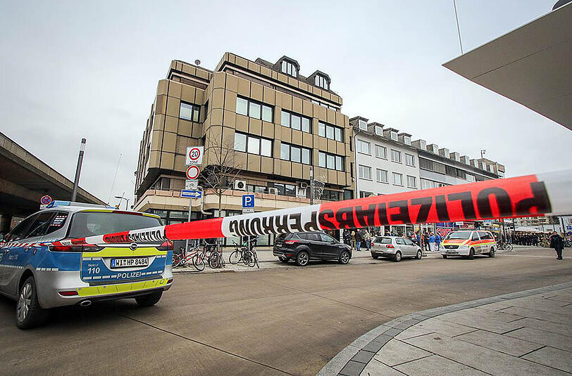Ein aktuelles Bild vom Tatort: Im hessischen Marburg wurden zwei Mediziner in einer Arztpraxis erschossen.
