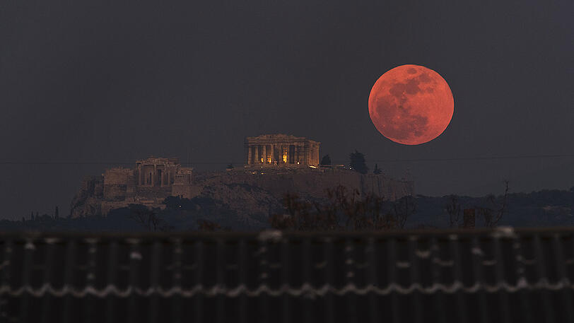 Supermond über der Akropolis in Athen (Griechenland)