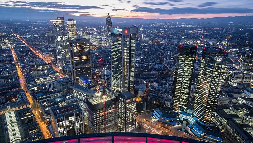 Frankfurt am Main: Die rot beleuchtete Glaseinfassung des Maintower umrahmt den Blick auf die Bankenskyline. Dabei steht rechts der Doppelturm der Deutschen Bank, links daneben der Sparkassenturm, in der Bildmitte der Messeturm mit seiner charakteristischen Pyramidenspitze. Frankfurt am Main: Die rot beleuchtete Glaseinfassung des Maintower umrahmt den Blick auf die Bankenskyline. Dabei steht rechts der Doppelturm der Deutschen Bank, links daneben der Sparkassenturm, in der Bildmitte der Messeturm mit seiner charakteristischen Pyramidenspitze.