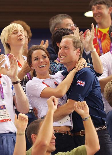 Prinz William freut sich mit seiner Frau Herzogin Kate über den Sieg eines Engländers beim Team Sprint der Olympischen Spiele in London.
