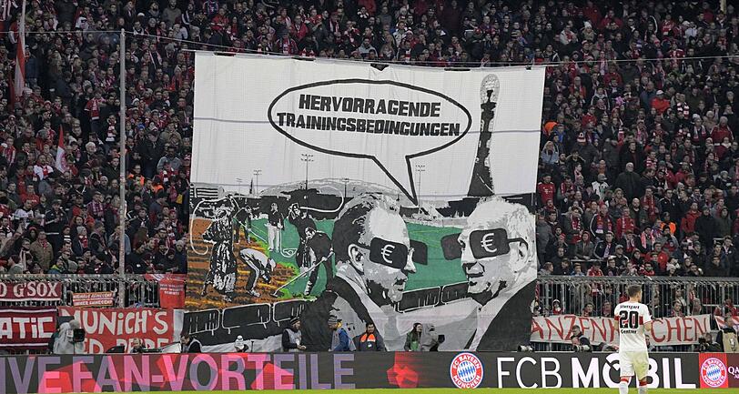 Hoeneß und Rummenigge mit Euro-Scheuklappen - im Hintergrund werden Arbeiter ausgepeitscht, die den Platz präparieren.