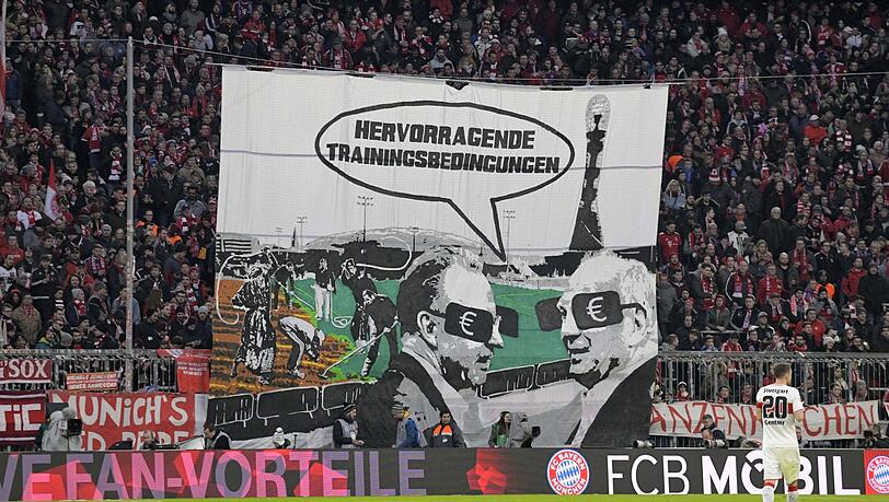 Hoeneß und Rummenigge mit Euro-Scheuklappen - im Hintergrund werden Arbeiter ausgepeitscht, die den Platz präparieren.