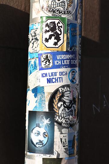 "Verdammt, ich lieb dich", steht neben einem Sechzig-Logo. "Ich lieb dich nicht" neben dem Kopf von Investor Hasan Ismaik.