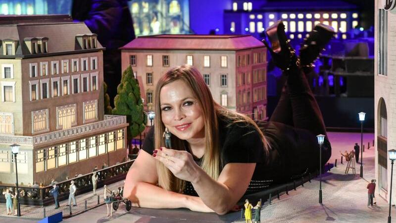 Die große und die kleine Regina Halmich im Berliner Miniaturland. Die große und die kleine Regina Halmich im Berliner Miniaturland.