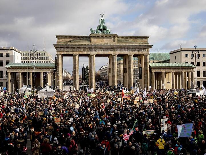 Fridays for Future hat in mehr als 500 deutschen Städten erneut zu Klimaprotesten aufgerufen. Allein in Berlin sind 50.000 Teilnehmer angemeldet.