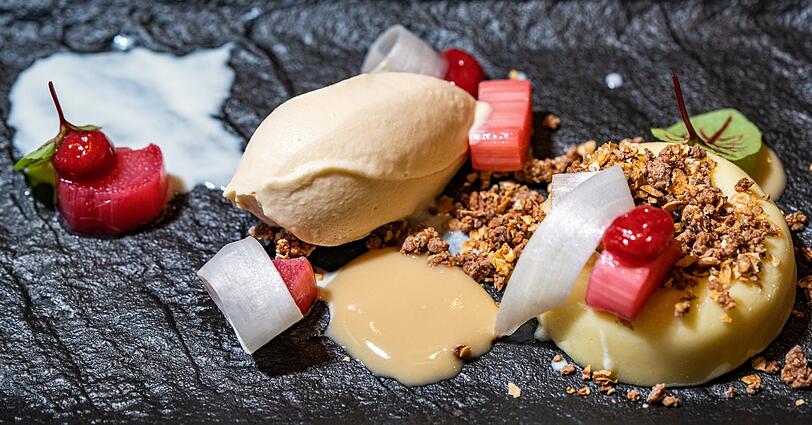 Das Spargel-Eis mit Rhabarber hat eine milde Süße.