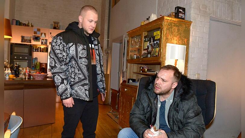"GZSZ": Erik (r.) will, dass Jonas Eriks Schwächeanfall für sich behält.
