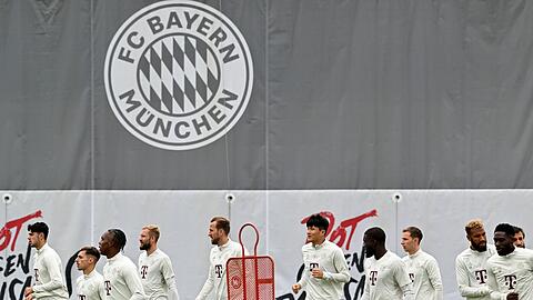 Die Spieler des FC Bayern München nehmen am Abschlusstraining auf dem Vereinsgelände teil.