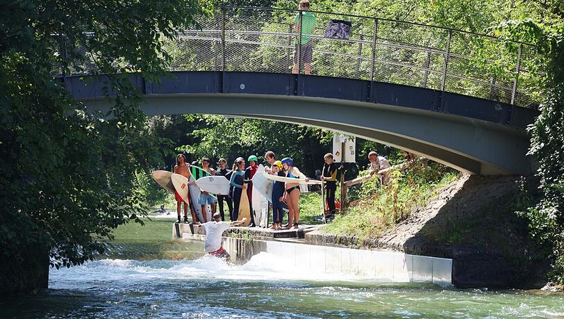 Auf der kleinen Brücke über der Welle stehen gerne Passanten, die den Surfern zuschauen. "Surfen in München besteht zu 95 Prozent aus in der Schlange stehen", schätzt Moritz von Sivers von der Interessengemeinschaft Surfen. Auf der kleinen Brücke über der Welle stehen gerne Passanten, die den Surfern zuschauen. "Surfen in München besteht zu 95 Prozent aus in der Schlange stehen", schätzt Moritz von Sivers von der Interessengemeinschaft Surfen.