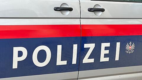 Die Mutter bemerkte das Kind beim Zurücksetzen ihres Autos nicht. (Symbolbild)