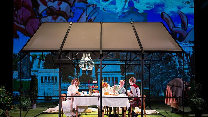 Das B&uuml;hnenbild verwandelt sich vom mond&auml;nen Gew&auml;chsh&auml;uschen in die Scheune, wo ein Massaker ver&uuml;bt wurde.