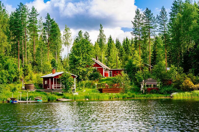 Die Finnische Seenplatte ist noch immer ein Geheimtipp für alle, die den Sommer von seiner entspannten Seite erleben möchten. Im Südosten Finnlands erstreckt sich eine einzigartige Wasserlandschaft mit rund 188.000 Seen und unzähligen Inseln - ein Naturparadies für Outdoor-Fans, Badefreunde und Ruhesuchende. Statt sengender Hitze warten hier klare Gewässer, endlose Wälder und angenehm milde Temperaturen. Die Finnische Seenplatte ist noch immer ein Geheimtipp für alle, die den Sommer von seiner entspannten Seite erleben möchten. Im Südosten Finnlands erstreckt sich eine einzigartige Wasserlandschaft mit rund 188.000 Seen und unzähligen Inseln - ein Naturparadies für Outdoor-Fans, Badefreunde und Ruhesuchende. Statt sengender Hitze warten hier klare Gewässer, endlose Wälder und angenehm milde Temperaturen.