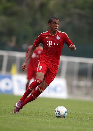 Luiz Gustavo erhöhte per Kopf in der 51. Minute auf 9:0.
