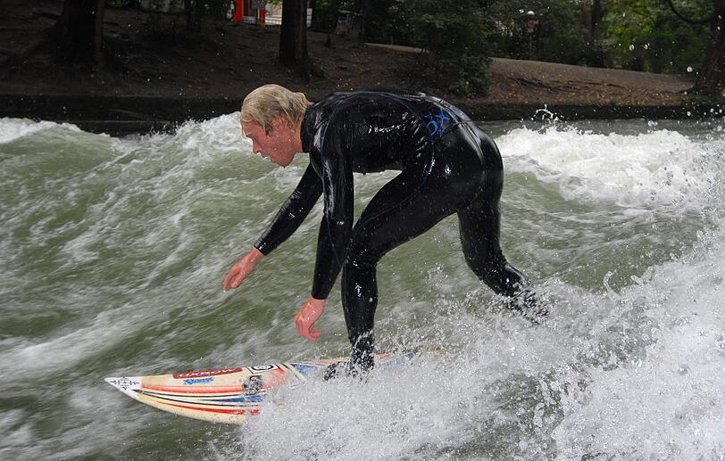SICH EINMAL SELBST IN DER MÜNCHNER WELLE VERSUCHEN: Die Legende sagt, selbst US-Profi-Surfer Kelly Slater soll sich nur wenige Sekunden auf dem Brett gehalten haben. Können Sie's besser? Aber Vorsicht: Am besten unter der Woche und ganz früh morgens als Anfänger starten - da ist weniger los. Die Cracks sind nicht gerade zimperlich mit den Anfängern...