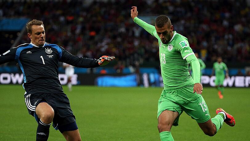Manuel Neuer rettete mehrmals in extremis gegen anstürmende Algerier. Manuel Neuer rettete mehrmals in extremis gegen anstürmende Algerier.