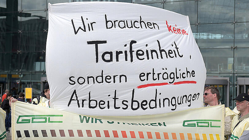 Mitglieder der Lokführergewerkschaft GDL demonstrieren vor dem Hauptbahnhof in Berlin.