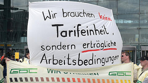 Mitglieder der Lokführergewerkschaft GDL demonstrieren vor dem Hauptbahnhof in Berlin.