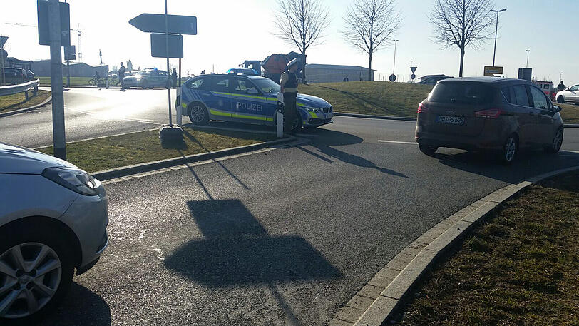Wegen eines Alarms an einer Schule wurde in Holzkirchen Großalarm ausgelöst. Weit über hundert Einsatzkräfte von Polizei, Rettungsdienst und Feuerwehr waren vor Ort.