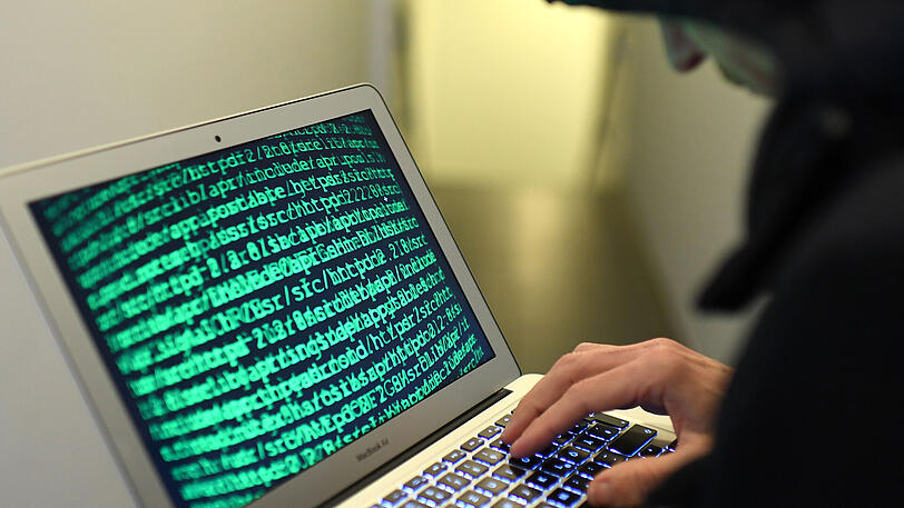 Ein Hacker verschafft sich Zugriff zu einem anderen Computer (Illustration).