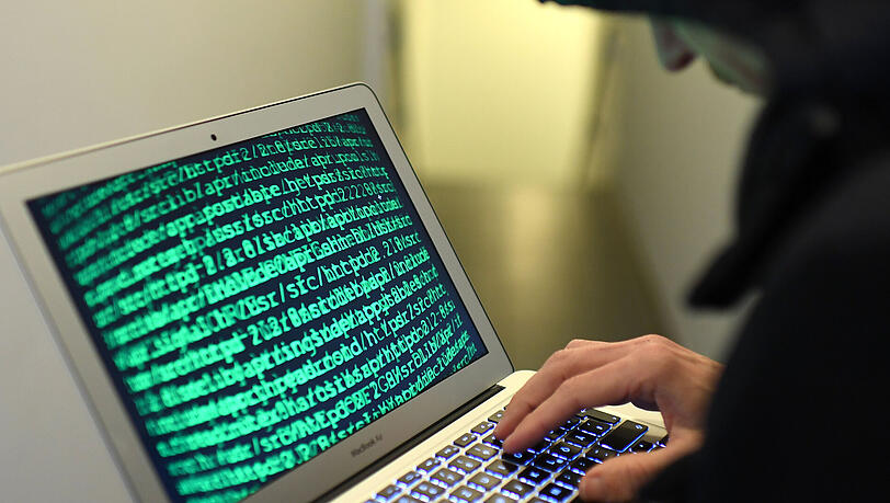 Ein Hacker verschafft sich Zugriff zu einem anderen Computer (Illustration). Ein Hacker verschafft sich Zugriff zu einem anderen Computer (Illustration).