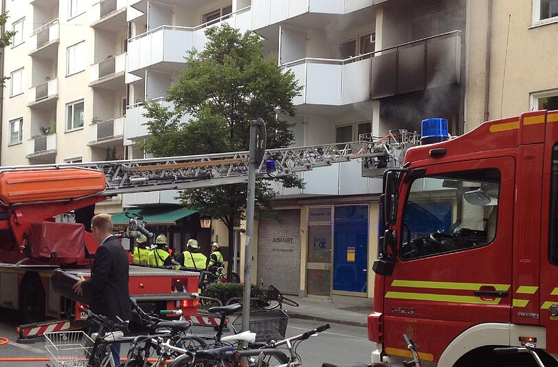 Großeinsatz in der Maxvorstadt. In einer Wohnung über dem duplexx-Shop in der Theresienstraße hat es gebrannt.