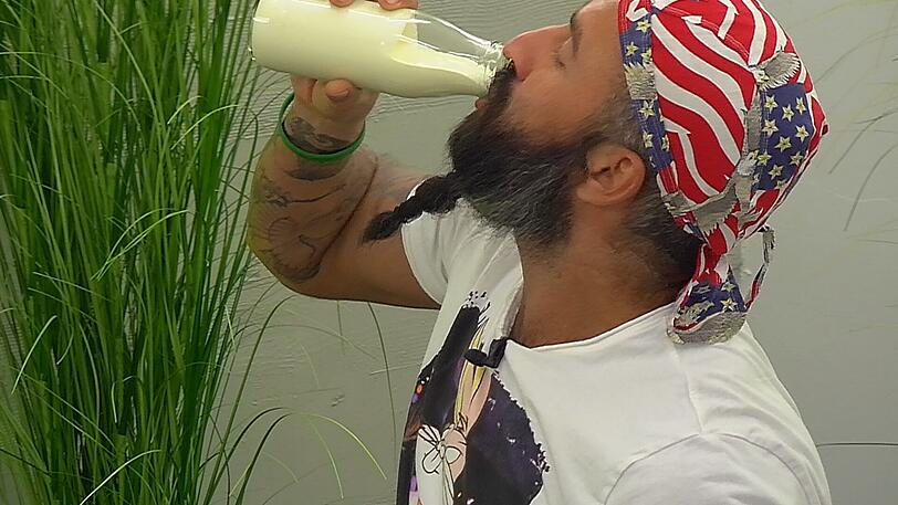 Geschafft! Hans-Christian löscht mit Joghurt ab.