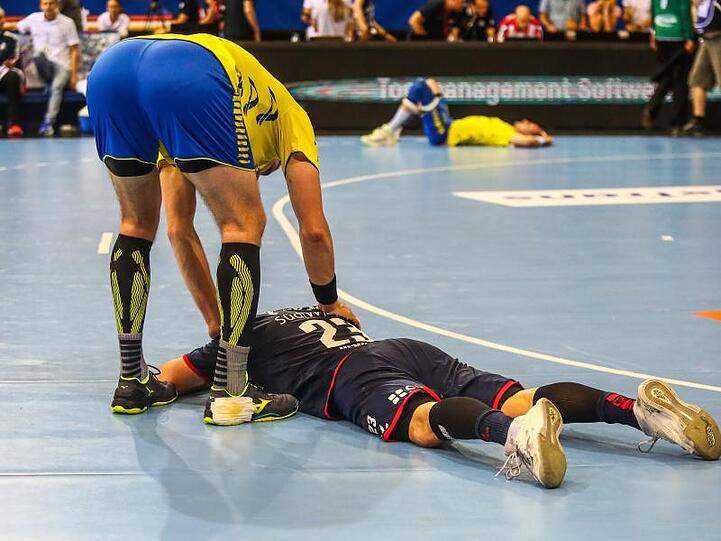 Gummersbachs Marvin Sommer tröstet nach Spielende Bietigheims Jan Asmuth. Beide Teams sind abgestiegen.
