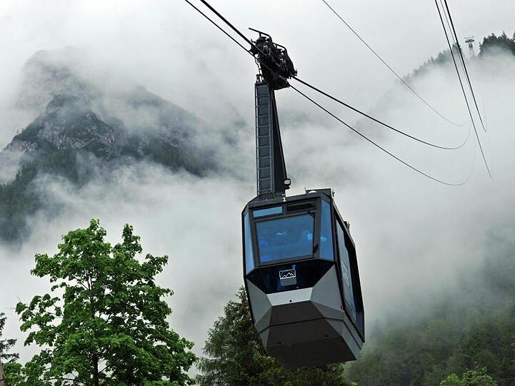 Die Karwendelbahn fährt im Nebel auf die 2244 Meter hohe Bergstation. Foto: Ursula Düren/Archivbild
