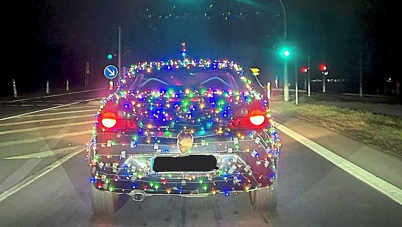 Das mit Lichterketten geschmückte Auto ist seit einigen Tagen im Stadtgebiet und im Landkreis Straubing unterwegs.