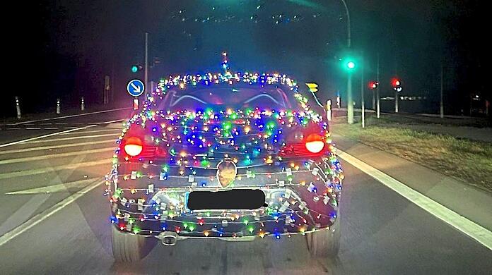 Das mit Lichterketten geschmückte Auto ist seit einigen Tagen im Stadtgebiet und im Landkreis Straubing unterwegs.