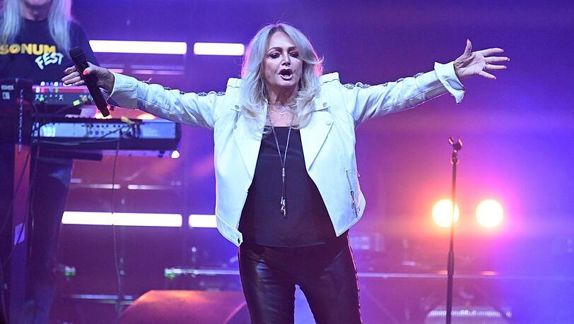 Mit ausladender Geste: Bonnie Tyler im Circus Krone.