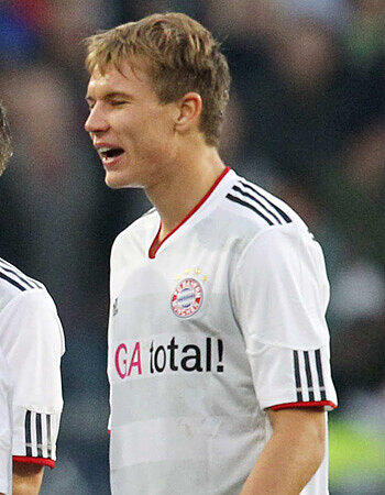 HOLGER BADSTUBER: Schwerstarbeit gegen die Konter-Kicker. Körperlich und gedanklich oft zu langsam, dicker Patzer kurz vor der Pause im Laufduell mit Abdellaoue. Anfängerfehler. Schwach in der Rückwärtsbewegung. Note 5